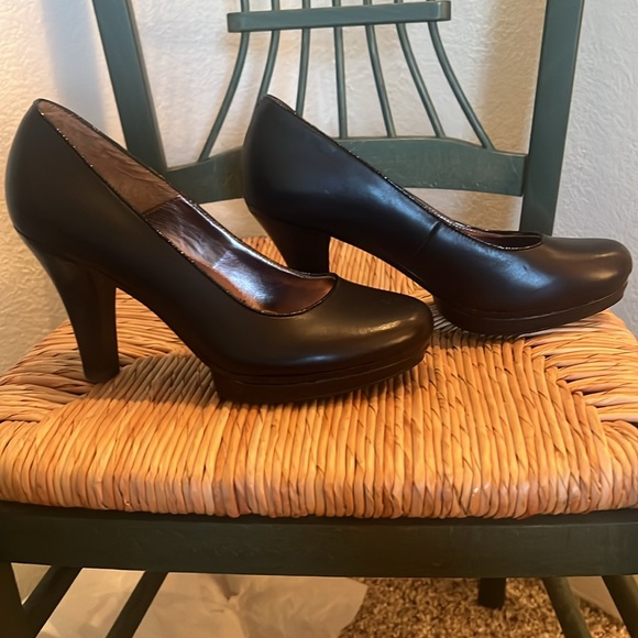 Sofft Black Heels 8M NWOT. 1/2” Platform, 3.5” Heel. NWOT Classy Heels! - Picture 7 of 10
